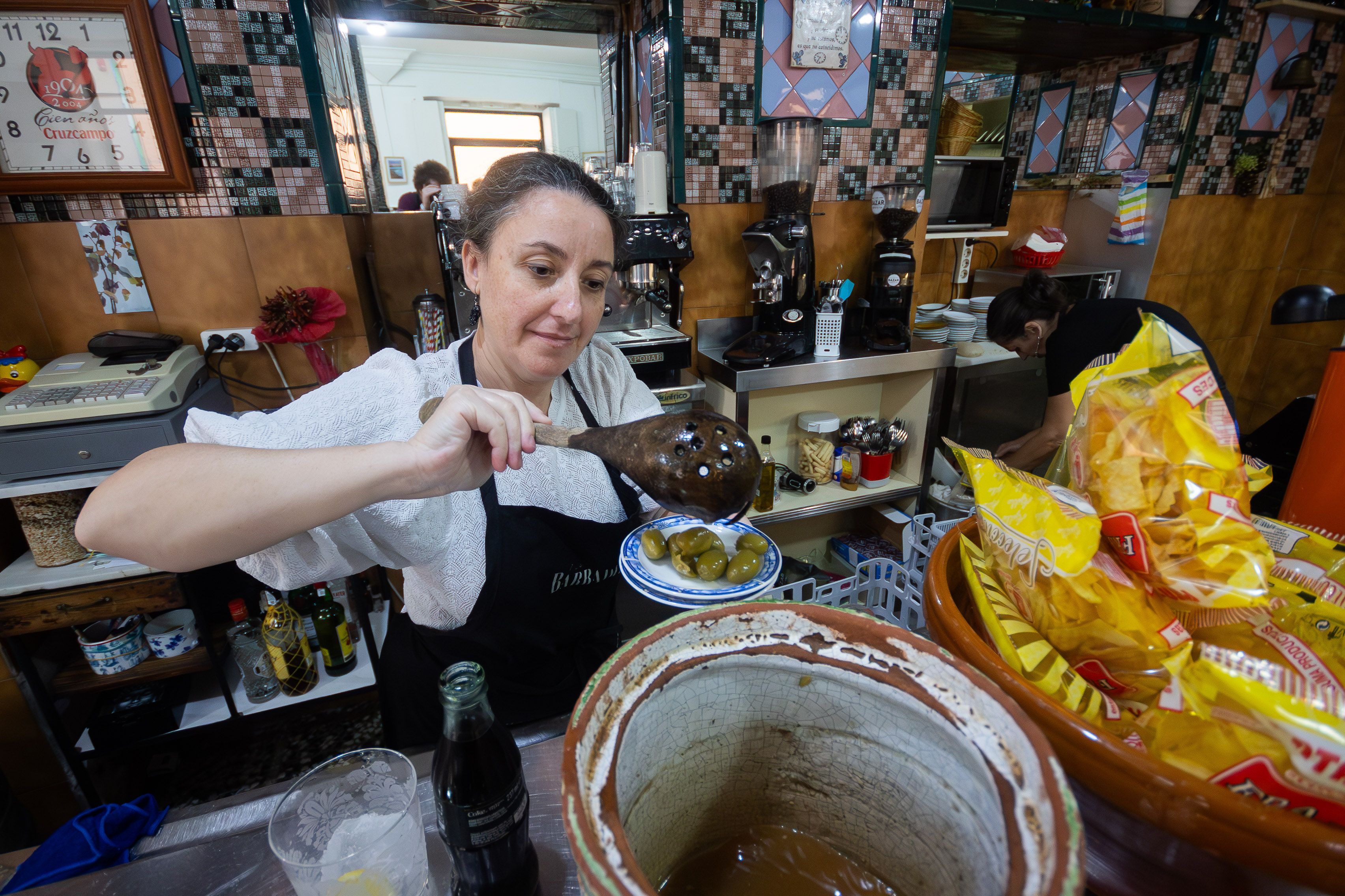 11 bares diferentes para refugiarse de la bulla y la lluvia en el Carnaval de Cádiz 2024. Cristina Bernárdez, en la barra de La Parra del Veedor 