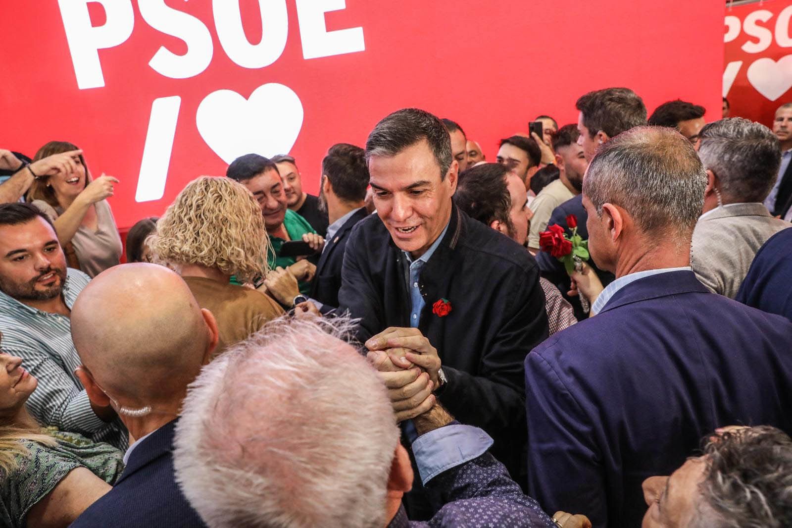 Sánchez, en un acto de los socialistas este mes de octubre con la militancia.