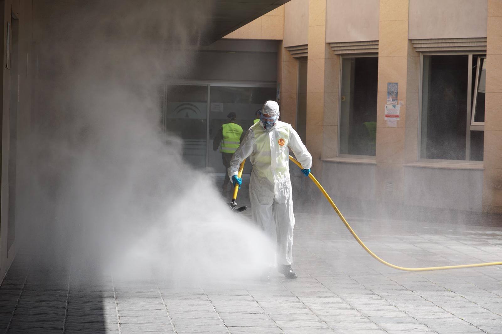 Tareas de desinfección de la UME.
