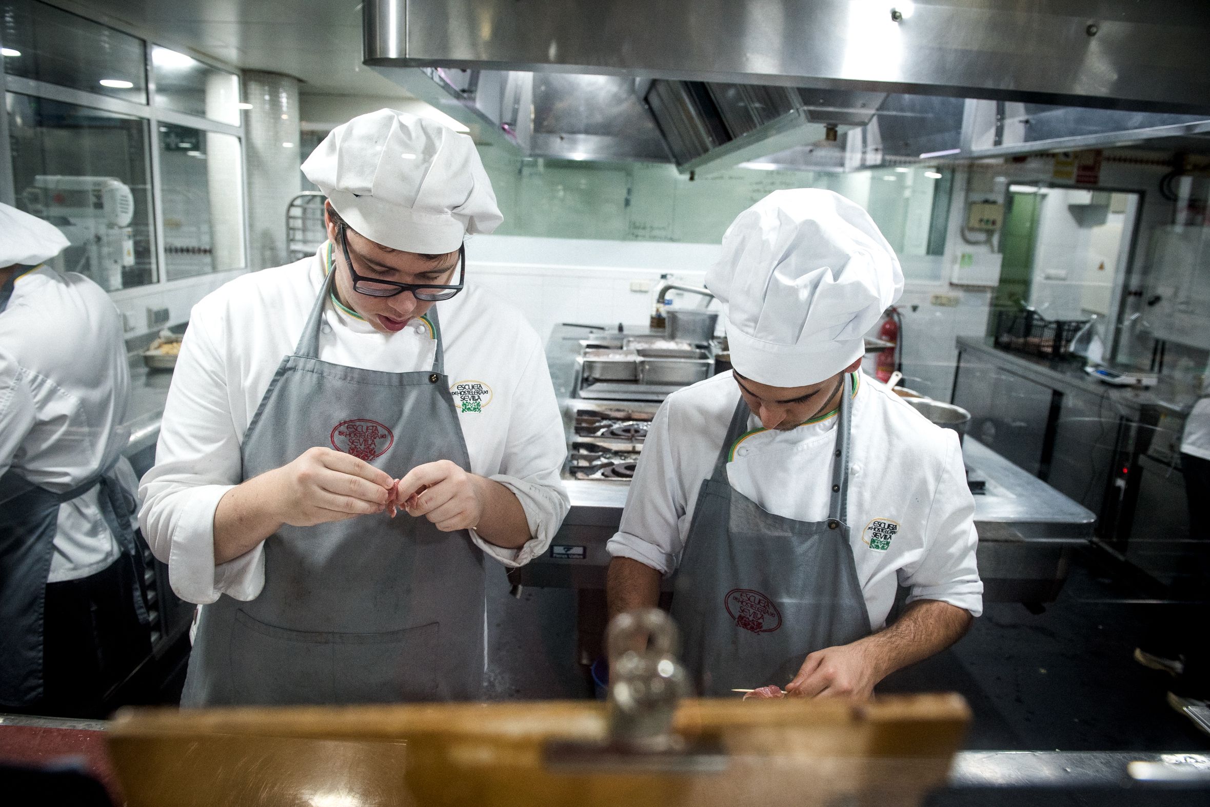 El Salario Mínimo Interprofesional ha subido un 54% en seis años, casi 400 euros más. Jóvenes en una escuela de hostelería de Sevilla, en una imagen reciente.