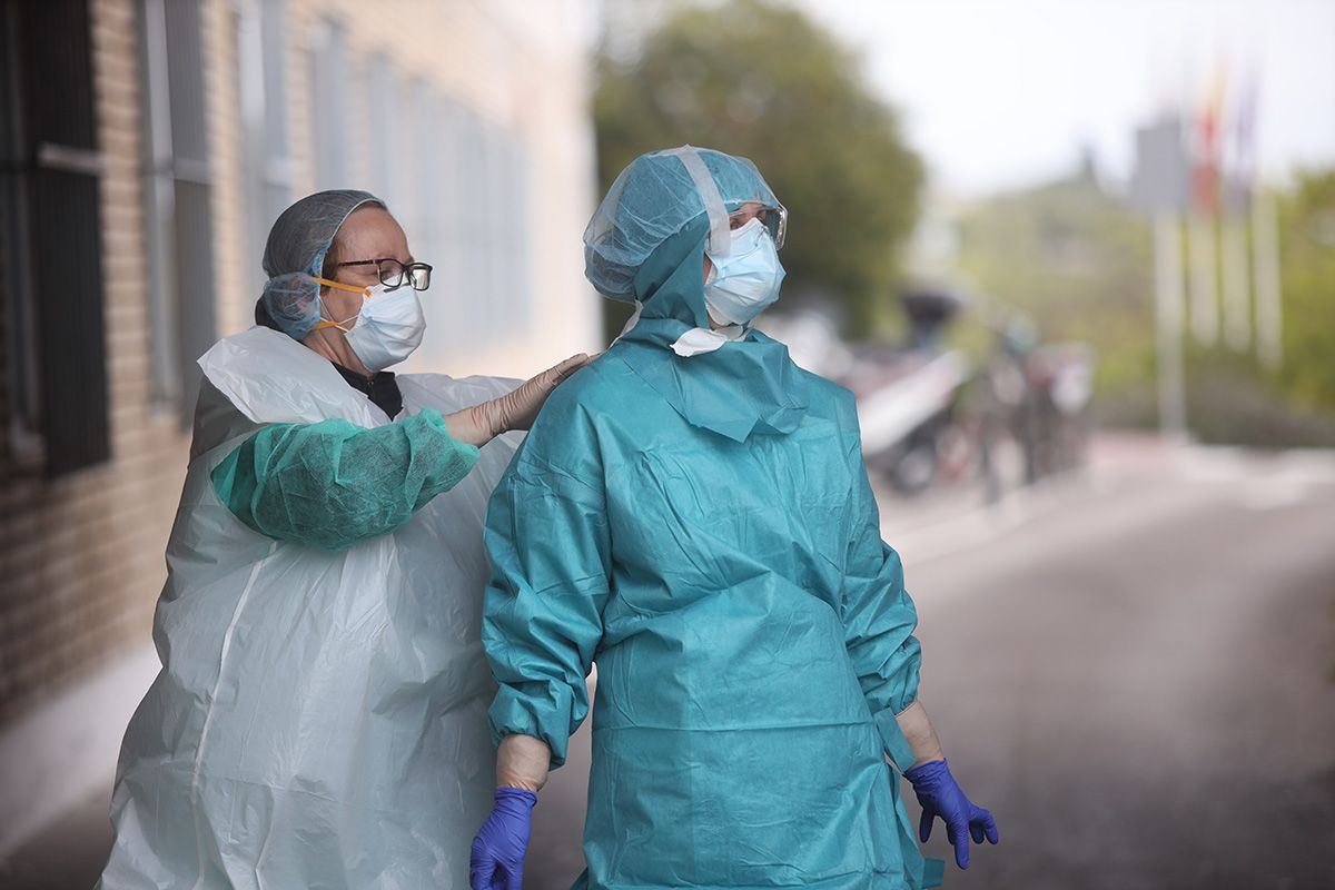 Sanitarias del Hospital de Jerez, aplicando tests rápidos a pacientes que llegan en coche. FOTO: JUAN CARLOS TORO