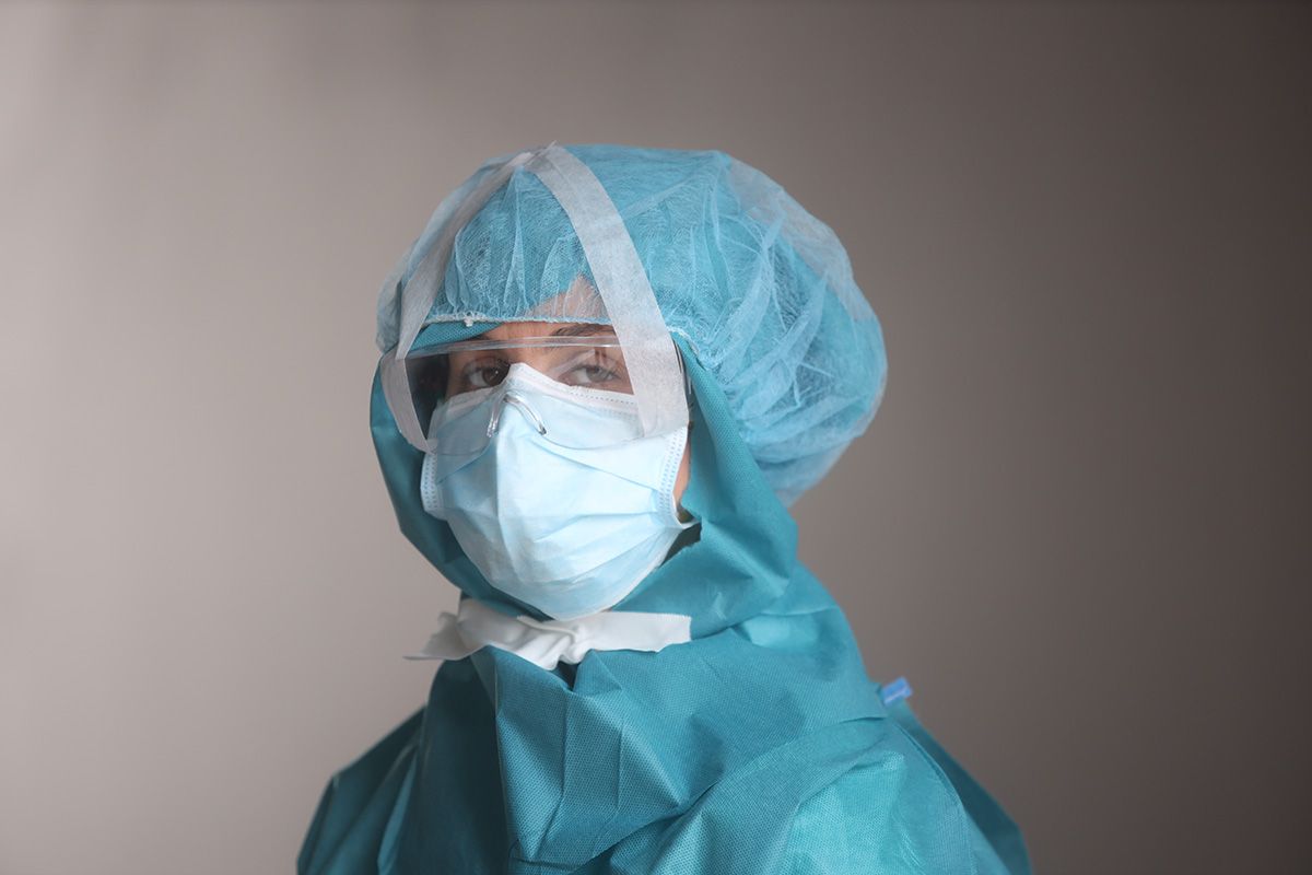 Una sanitaria con una mascarilla sujetada con esparadrapo, en la fase más cruda de la pandemia, en la primavera de 2020.