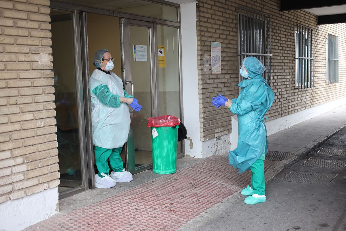 Responsables de hacer test rápidos, a las puertas del Hospital de Jerez, esta semana. FOTO: JUAN CARLOS TORO