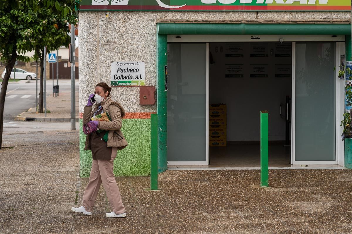Una mujer pasa por delante de un supermercado, en una imagen reciente. FOTO: MANU GARCÍA