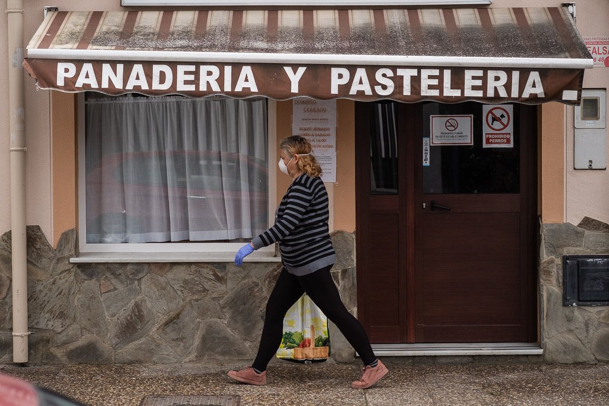 Una mujer pasa por delante de una panadería, durante el estado de alarma. FOTO: MANU GARCÍA
