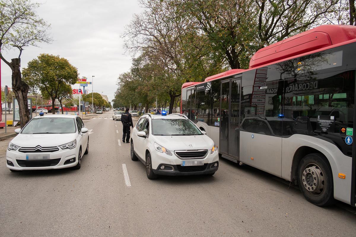 Control policial en Jerez, este miércoles, junto a un autobús urbano. FOTO: MANU GARCÍA