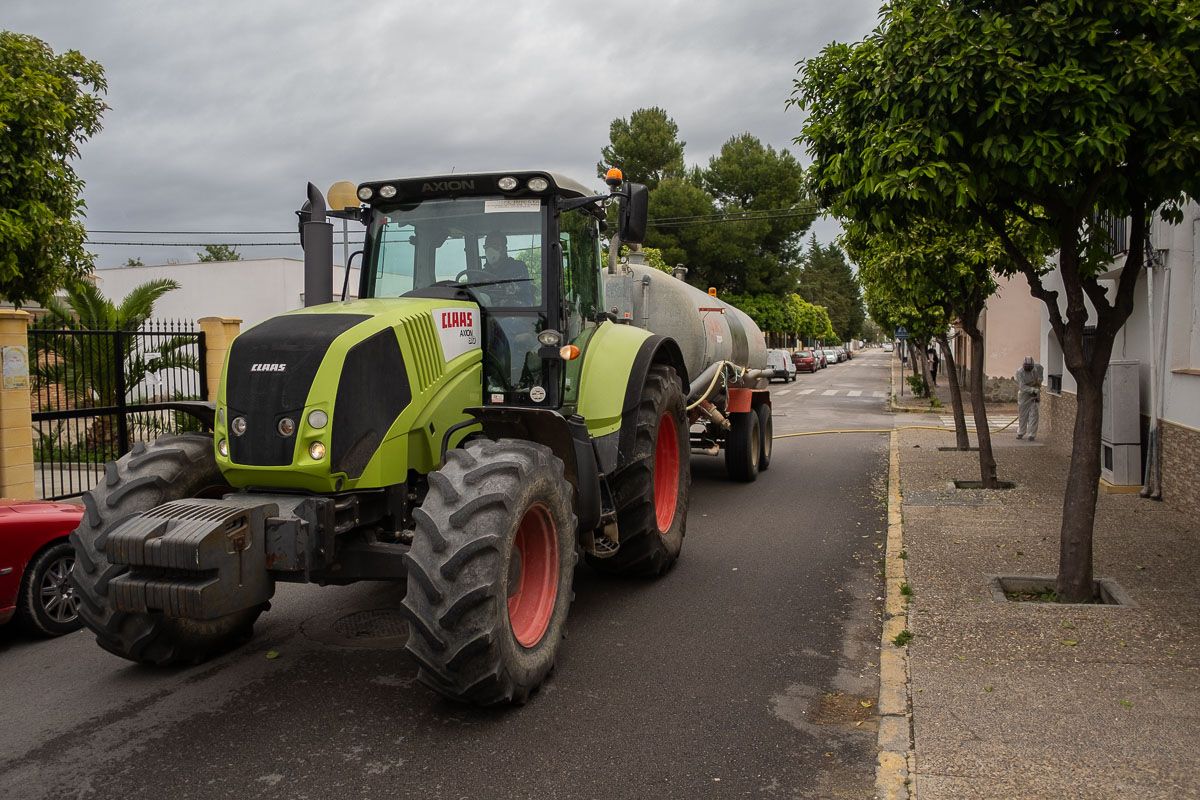 Un tractor, desinfectando en Guadalcacín, en una imagen reciente.