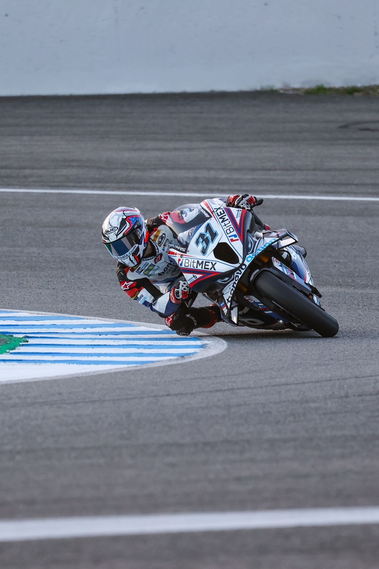 Las imágenes del circuito de Jerez, este sábado, en el Mundial de Superbikes.  KITO DOÑA