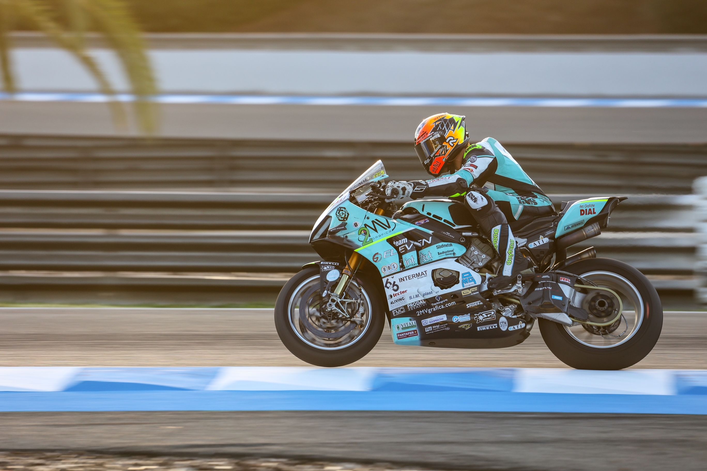 Las imágenes del circuito de Jerez, este sábado, en el Mundial de Superbikes.  KITO DOÑA