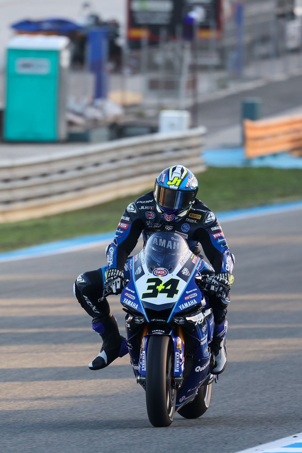 Las imágenes del circuito de Jerez, este sábado, en el Mundial de Superbikes.  KITO DOÑA