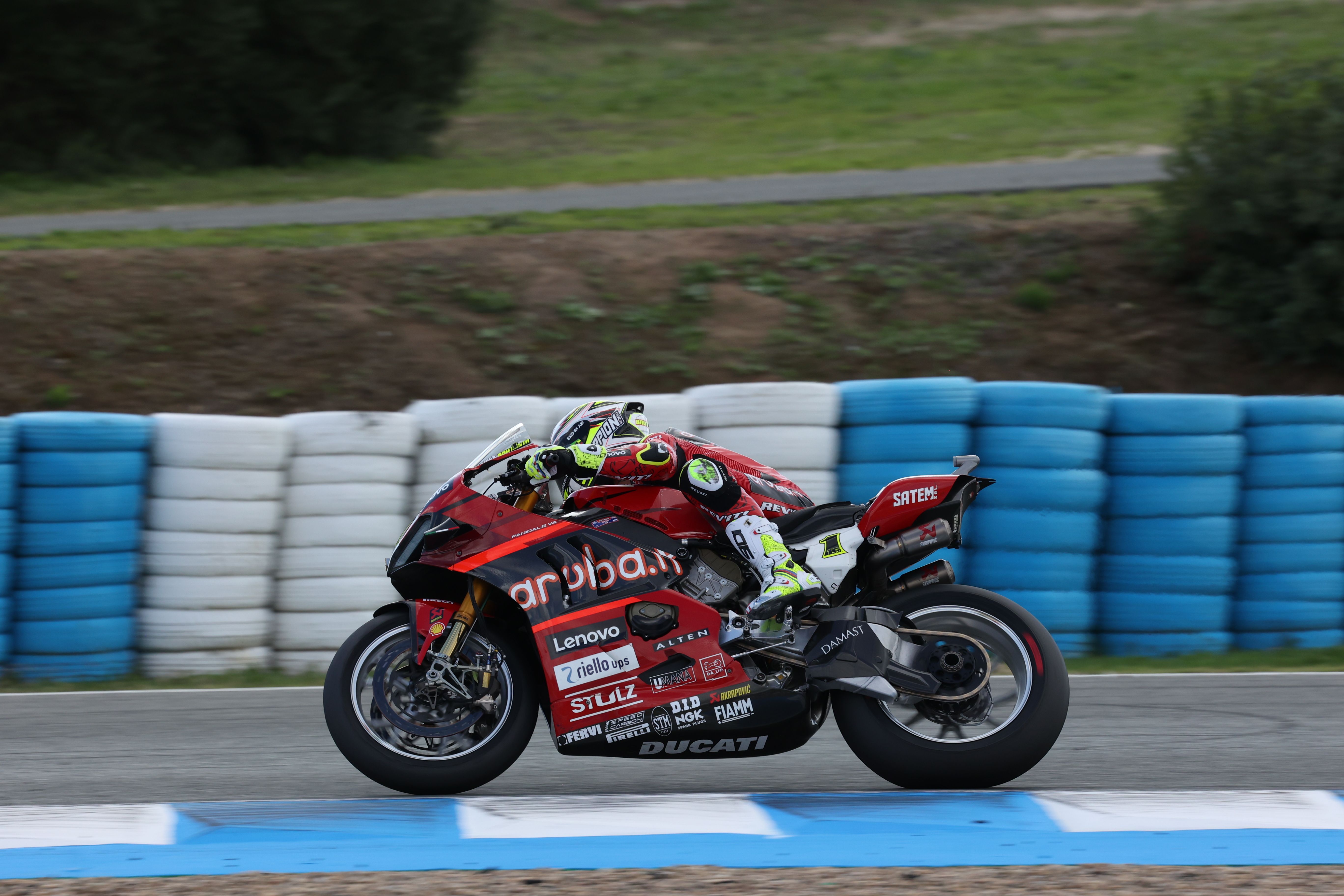 Las imágenes del circuito de Jerez, este sábado, en el Mundial de Superbikes.  KITO DOÑA