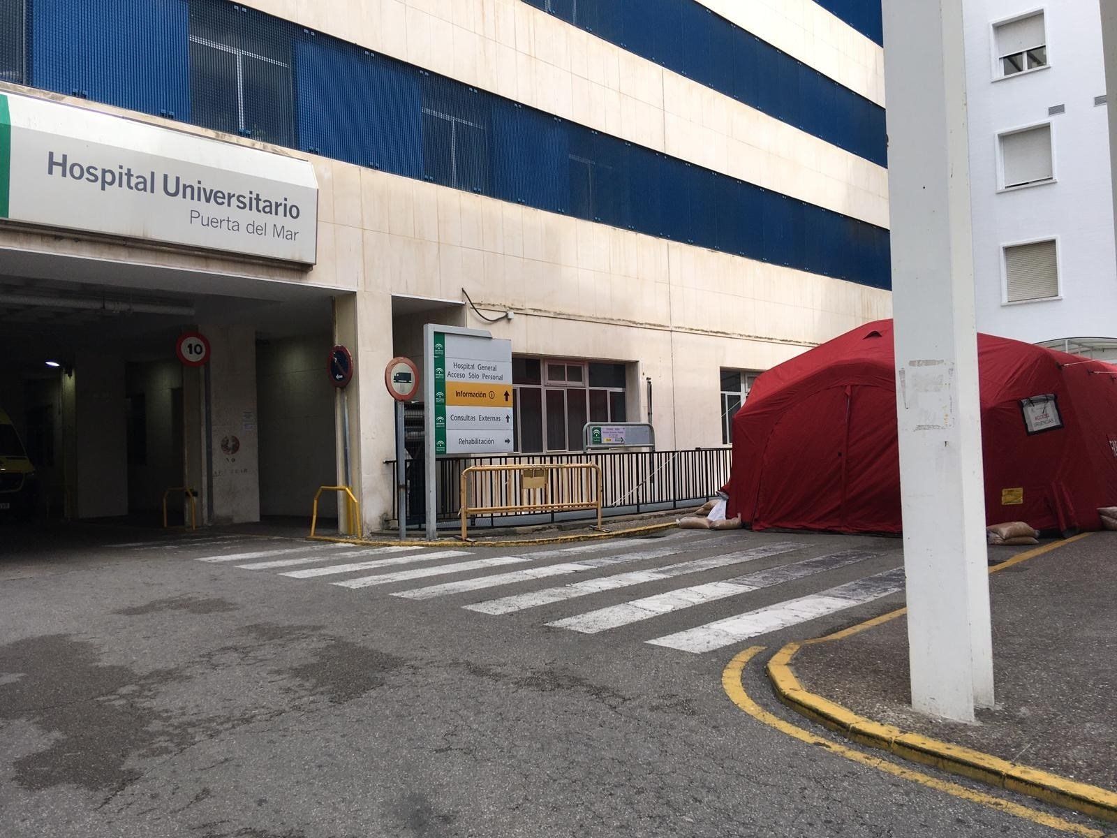 Carpa instalada a las puertas del Hospital Puerta del Mar.