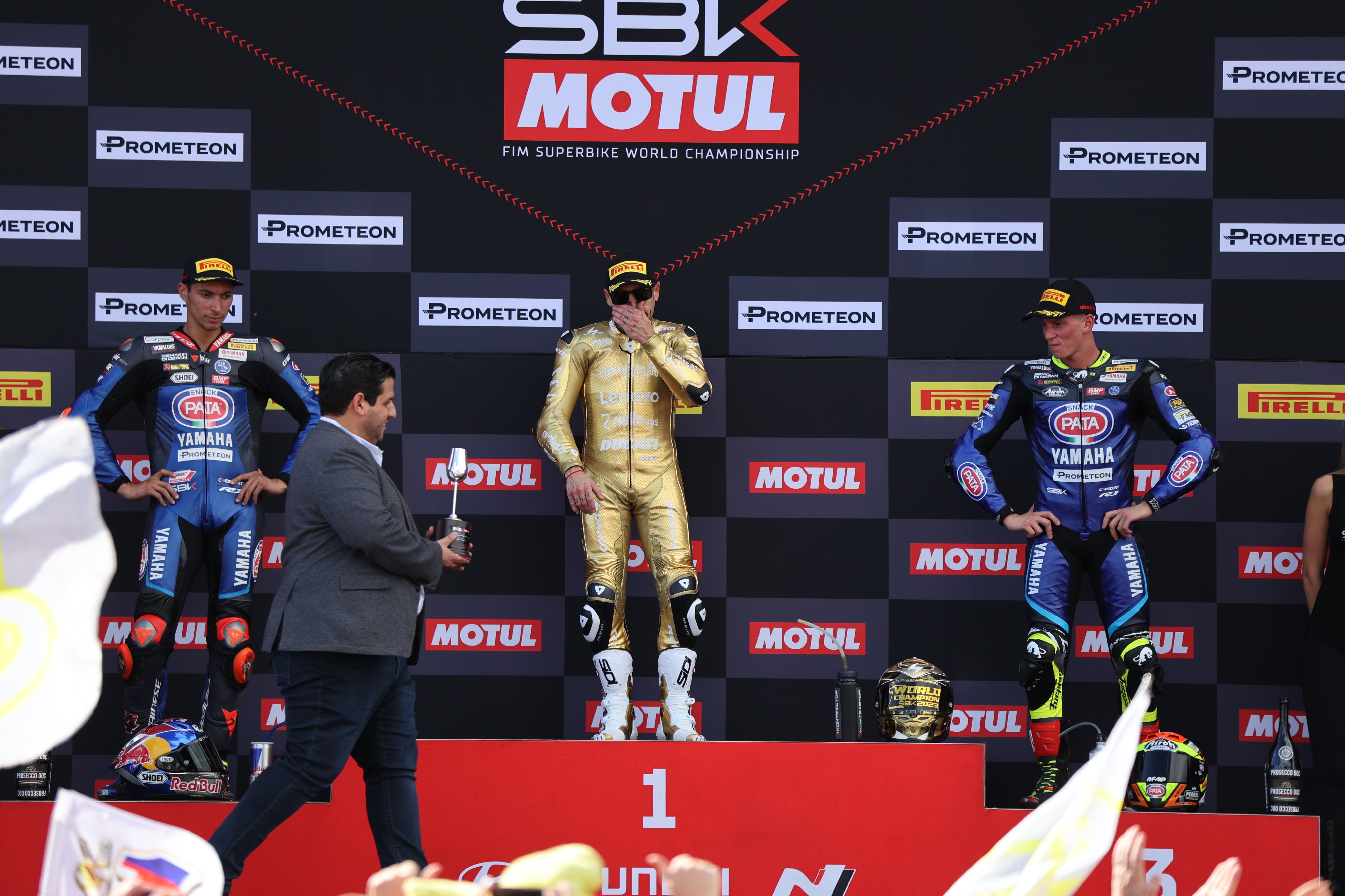 Las imágenes del circuito de Jerez, este sábado, en el Mundial de Superbikes.  KITO DOÑA