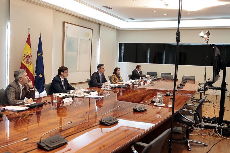 En el centro de la imagen, Sánchez e Illa.