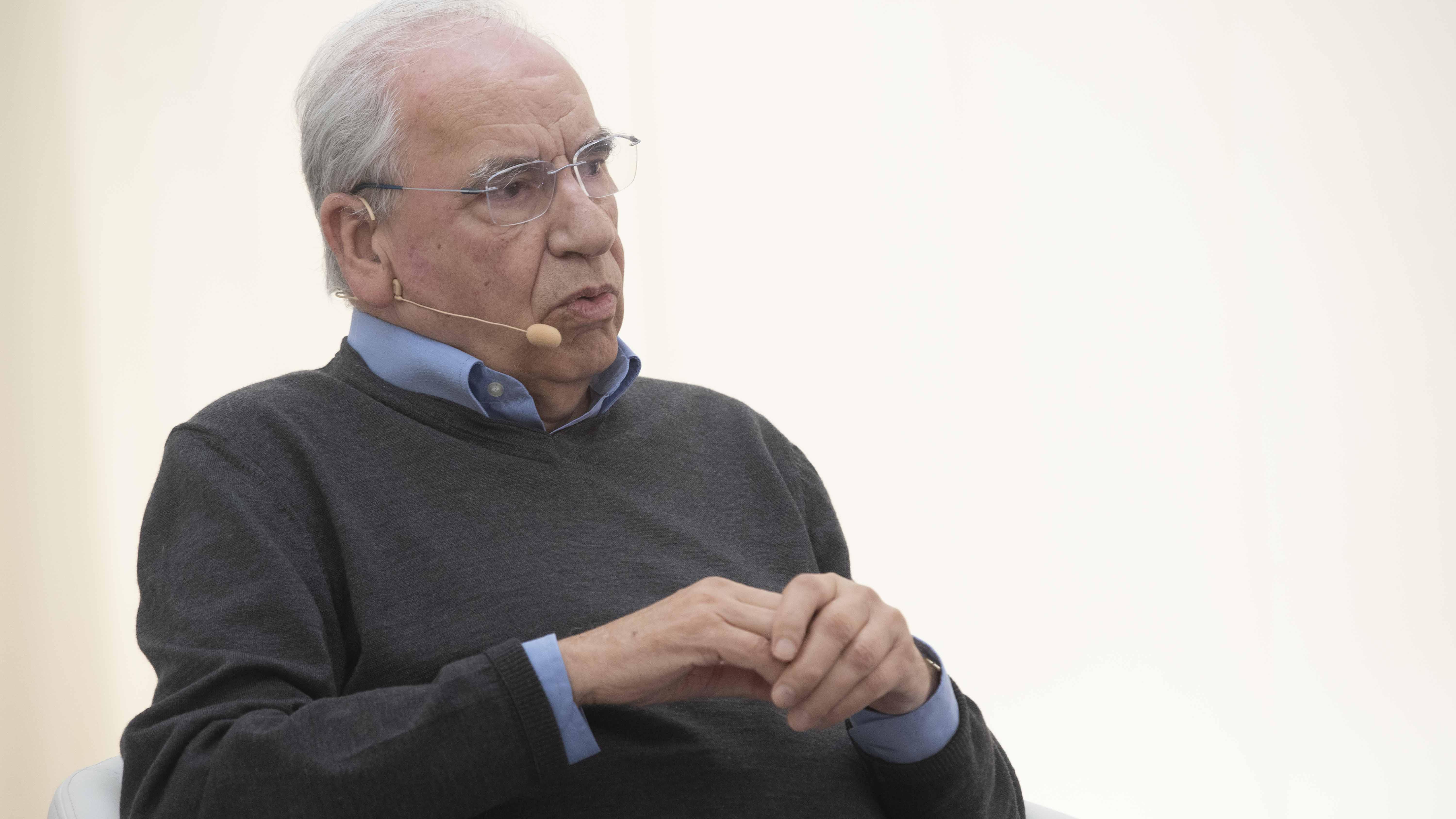 Guerra, durante su presentación en la Feria del Libro de Sevilla.