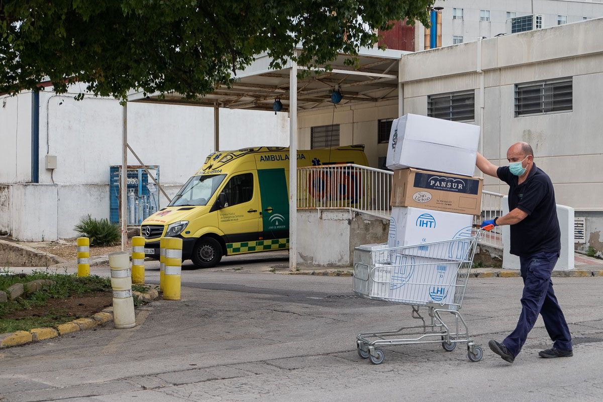 Un sanitario, cargando material en el Hospital de Jerez. FOTO: CANDELA NÚÑEZ