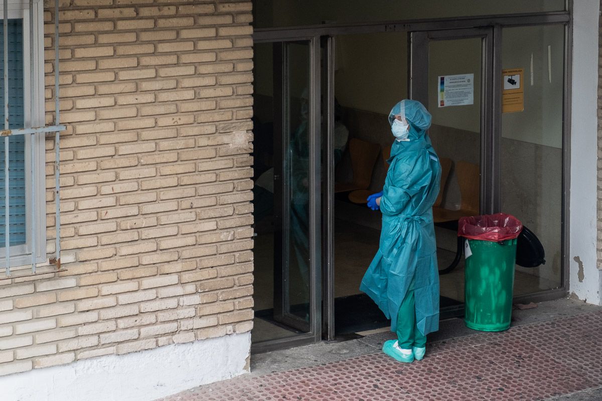 Un sanitario en un centro hospitalario gaditano, en una imagen reciente.  FOTO: CANDELA NÚÑEZ