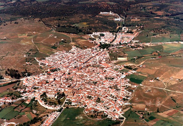 Vista aérea de Cazalla de la Sierra, una localidad de la Sierra Morena sevillana.