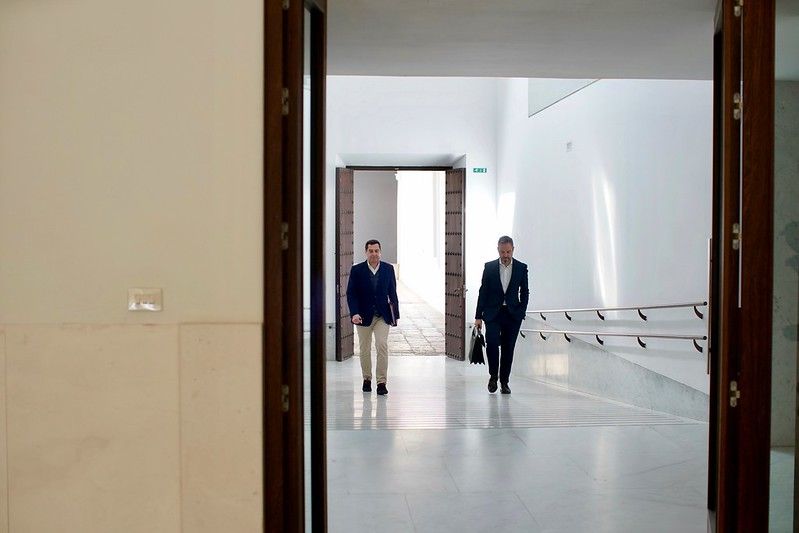 Moreno junto a su consejero de Hacienda, Juan Bravo, esta semana. FOTO: JUNTA