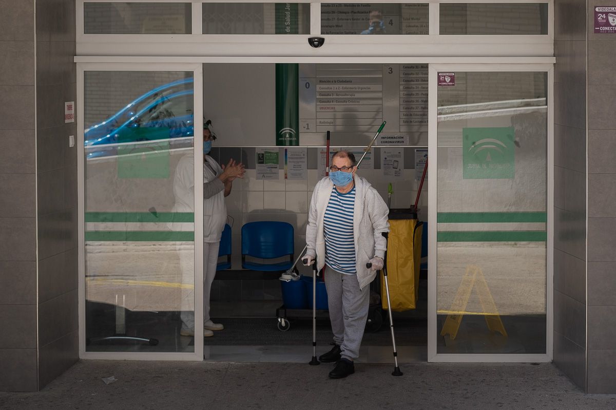 Un hombre, con mascarilla, sale de un centro de salud en una imagen de archivo. FOTO: MANU GARCÍA