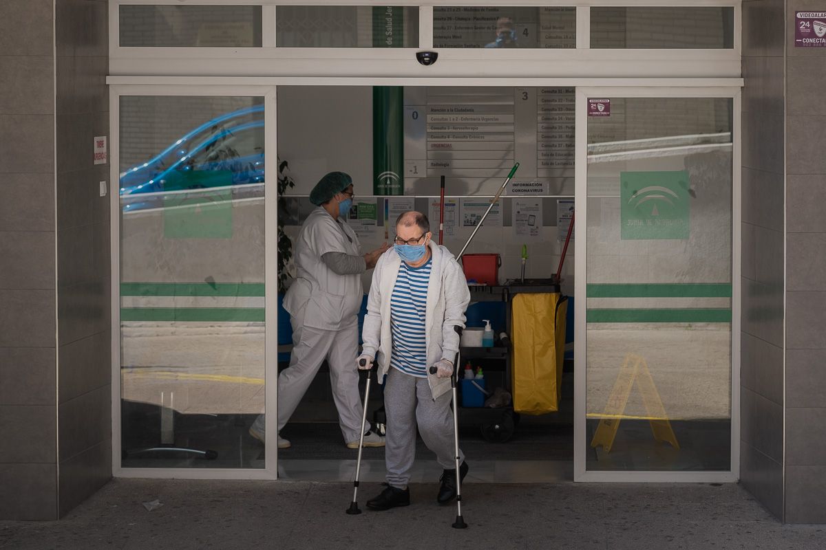 Un hombre sale de un centro de salud con mascarilla, que volverá a ser obligatoria en ambulatarios y hospitales de toda España. FOTO: MANU GARCÍA