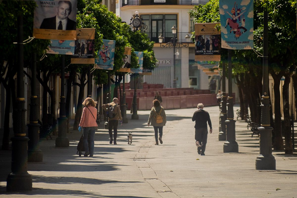 Personas andando por calle Larga, durante la cuarentena. FOTO: MANU GARCÍA