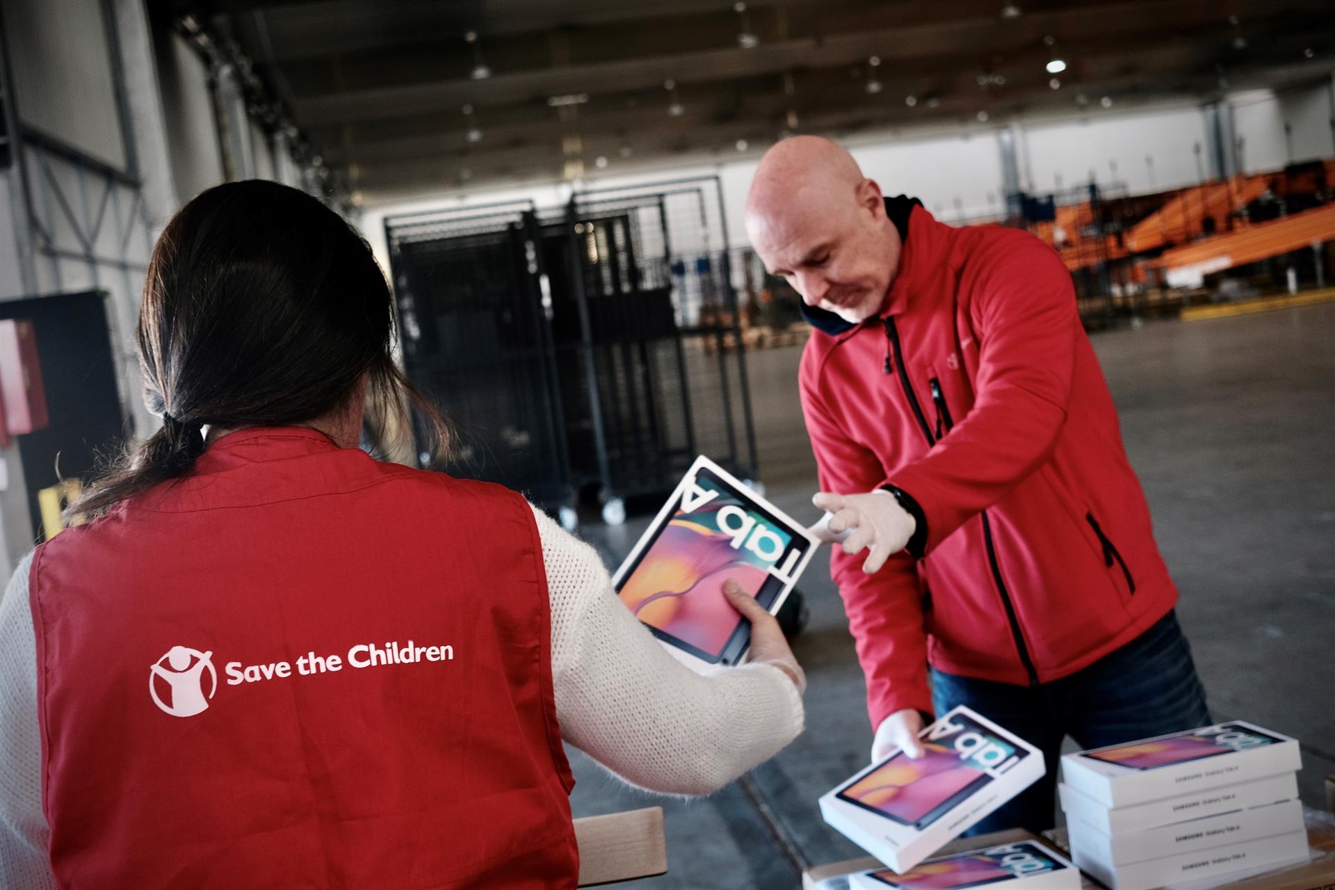 Gestión de las tabletas por Save the Children, tras ser donadas por Samsung.