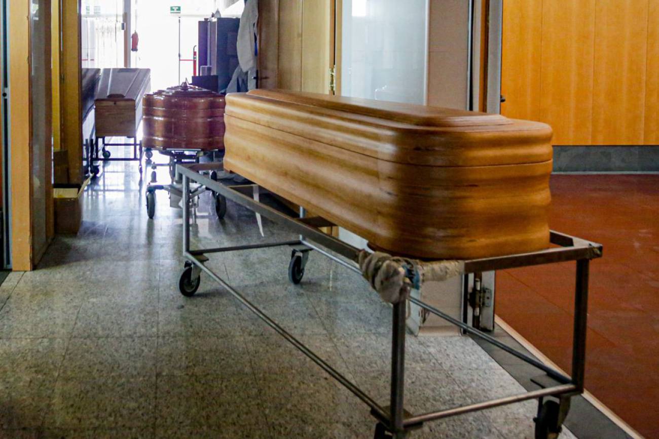 Varios ataúdes en un pasillo del Tanatorio Crematorio Mémora Coslada / Ricardo Rubio (Europa Press)