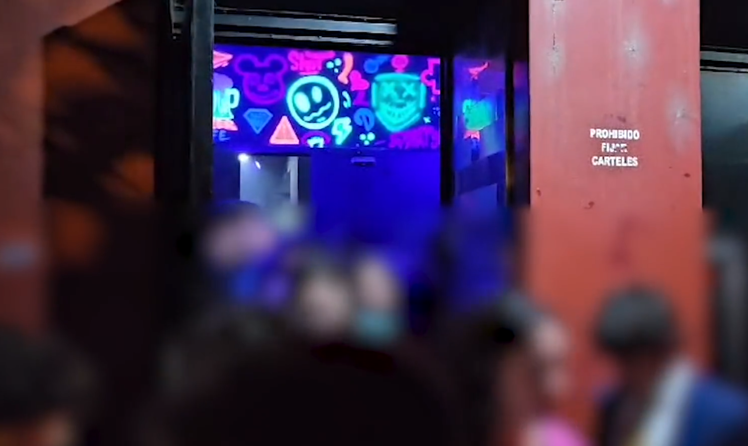 Un momento del desalojo de la discoteca en Sevilla.