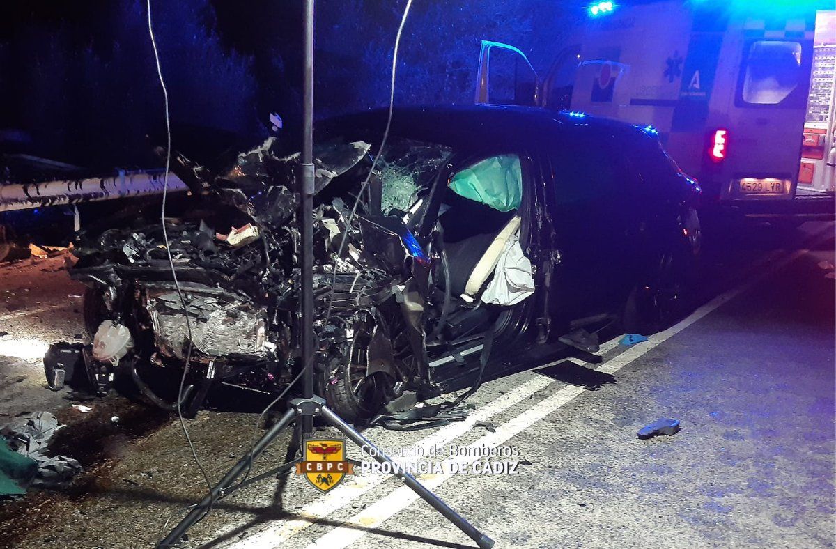 Estado en que quedó uno de los vehículos implicados en el accidente mortal entre Algeciras y Tarifa.
