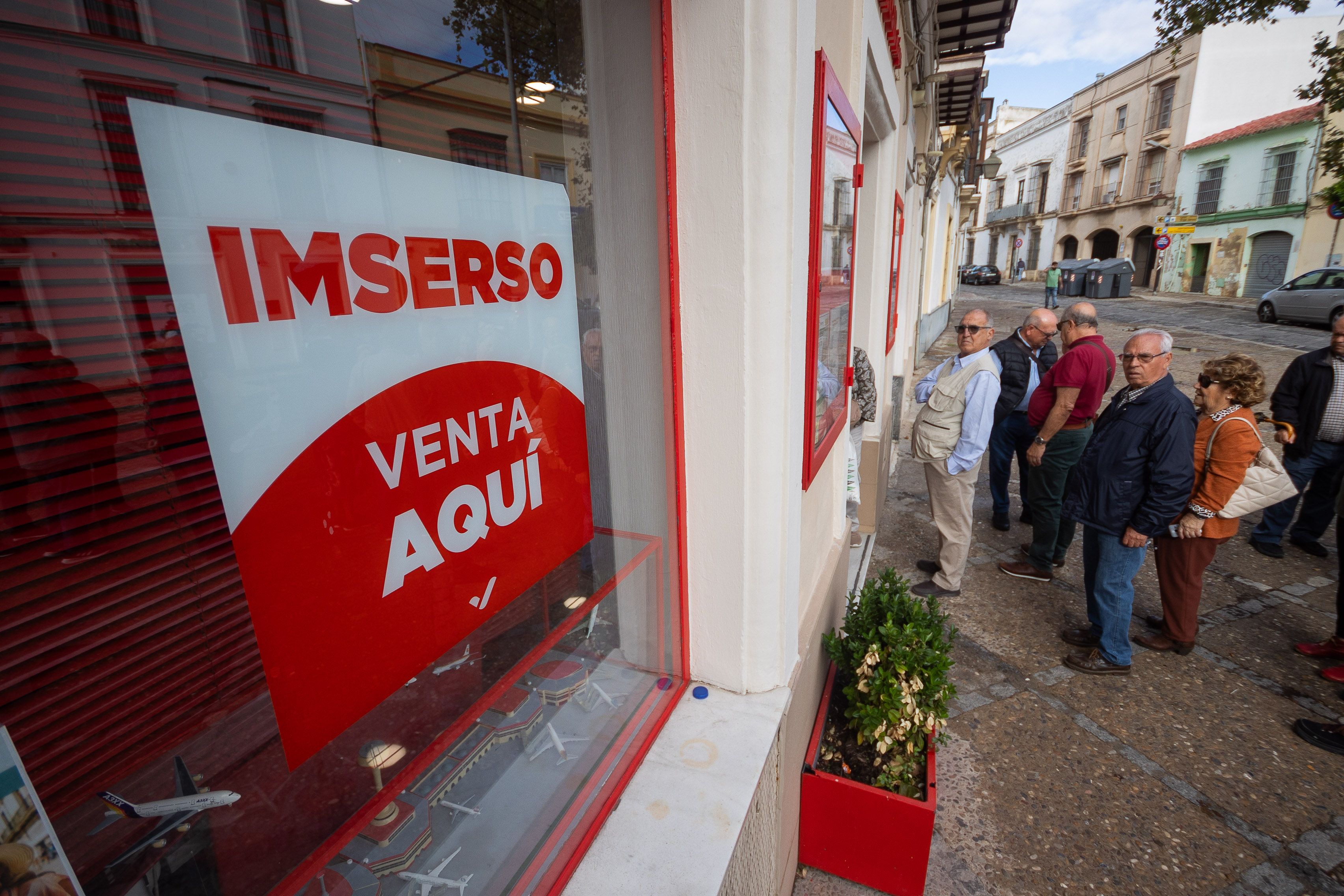 Cartel en el escaparate de la agencia que oferta viajes del Imserso.