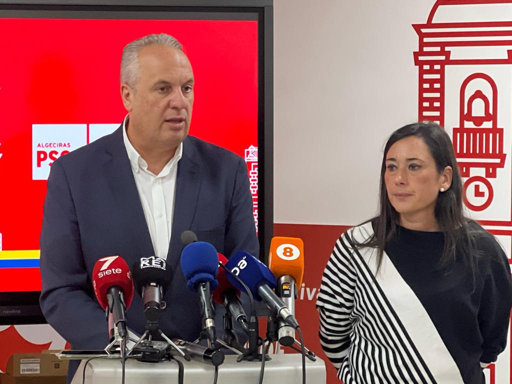 Ruiz Boix, en rueda de prensa en la sede del PSOE de Algeciras, este lunes.