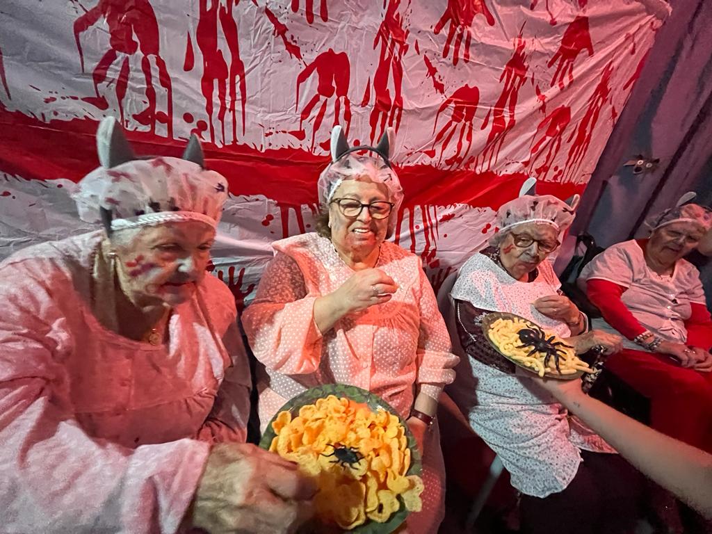 Los mayores del centro de día de San Juan disfrutan de Halloween. CEDIDA
