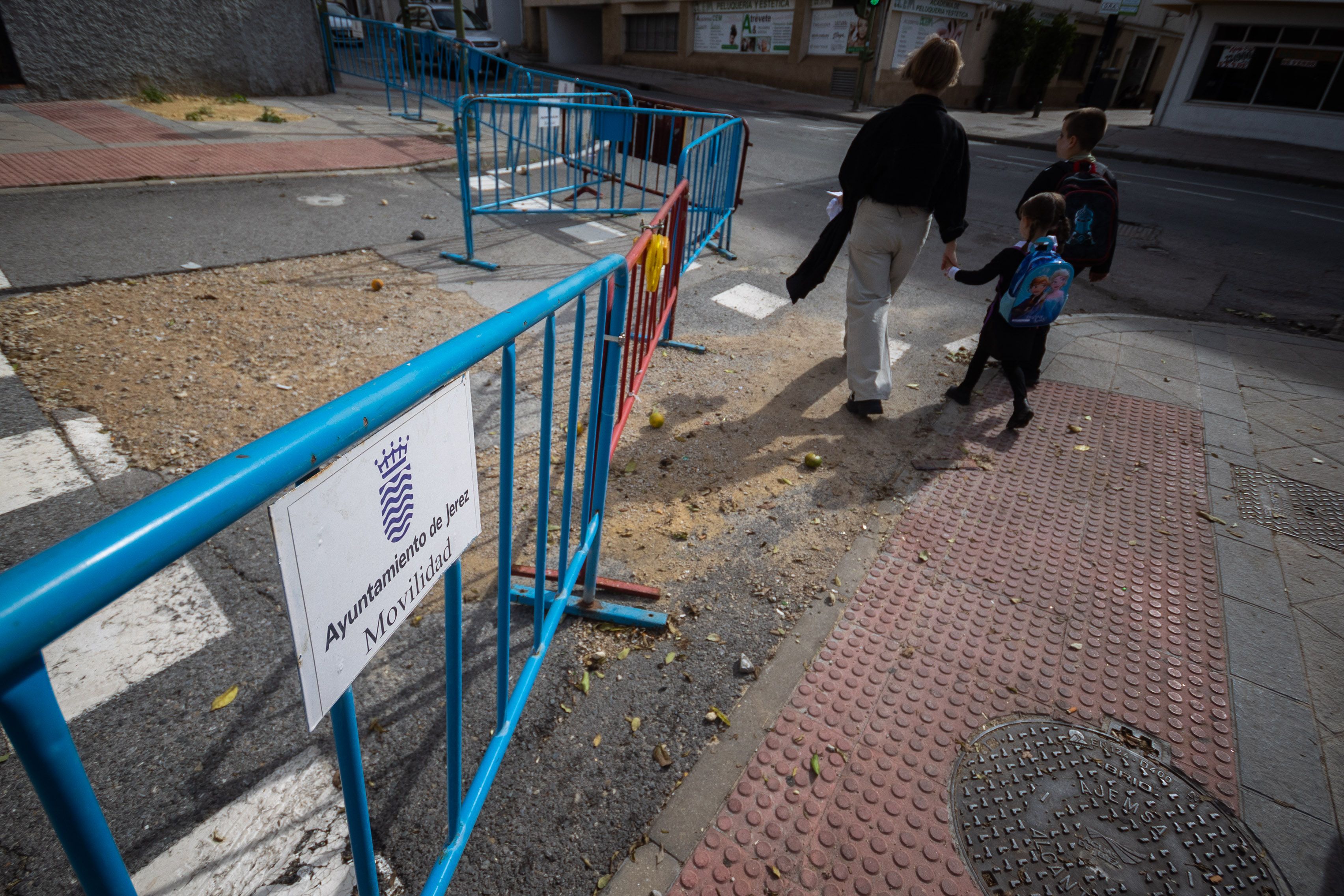 Hundimiento en la calzada y fincas colindantes de plaza del Carbón, este lunes en Jerez, diez meses cortada al tráfico.