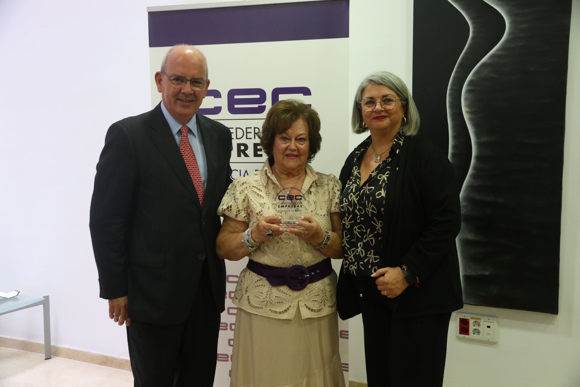 María Coto Rodríguez, en el centro junto al presidente de la CEC, Javier Sánchez Rojas, y la presidenta de AMEP, Gemma García.