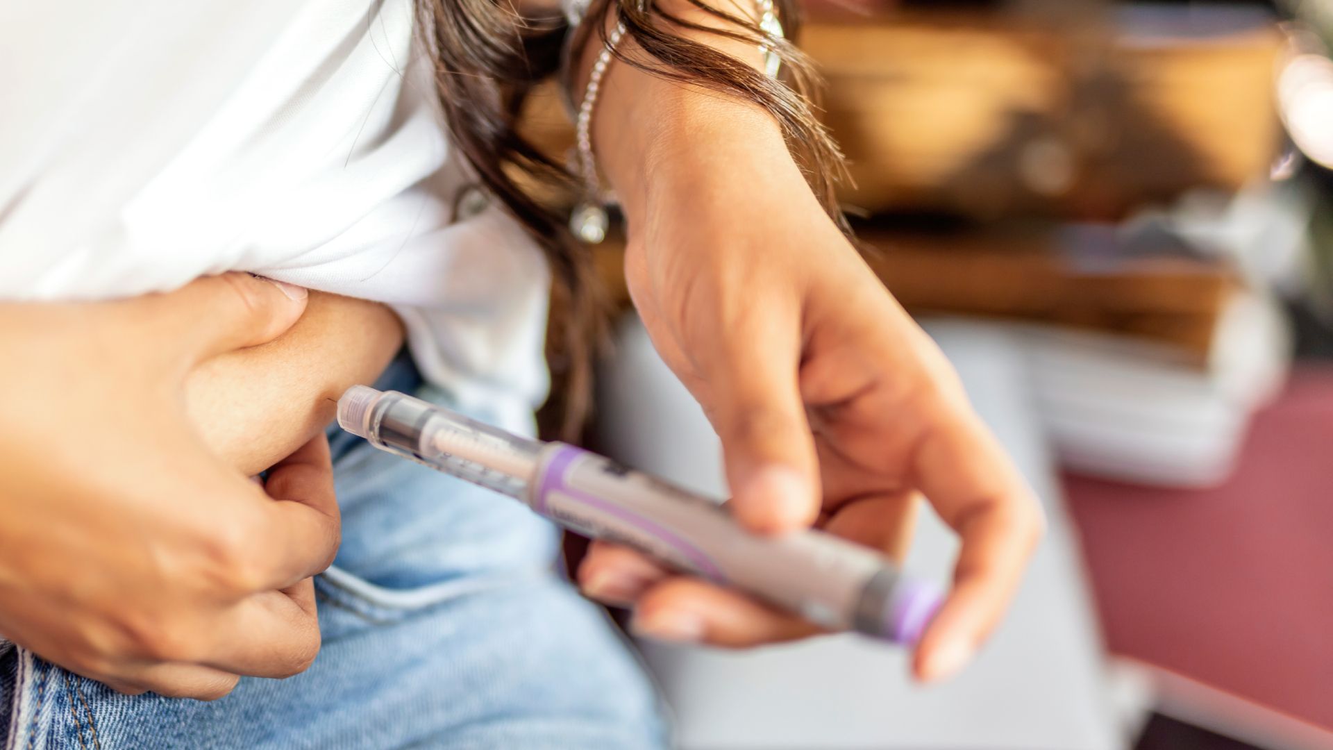 Sanidad financia la ‘vacuna del colesterol’: dos pinchazos al año cuyo coste es de 5.000 euros. Una chica inyectándose Leqvio en el vientre.