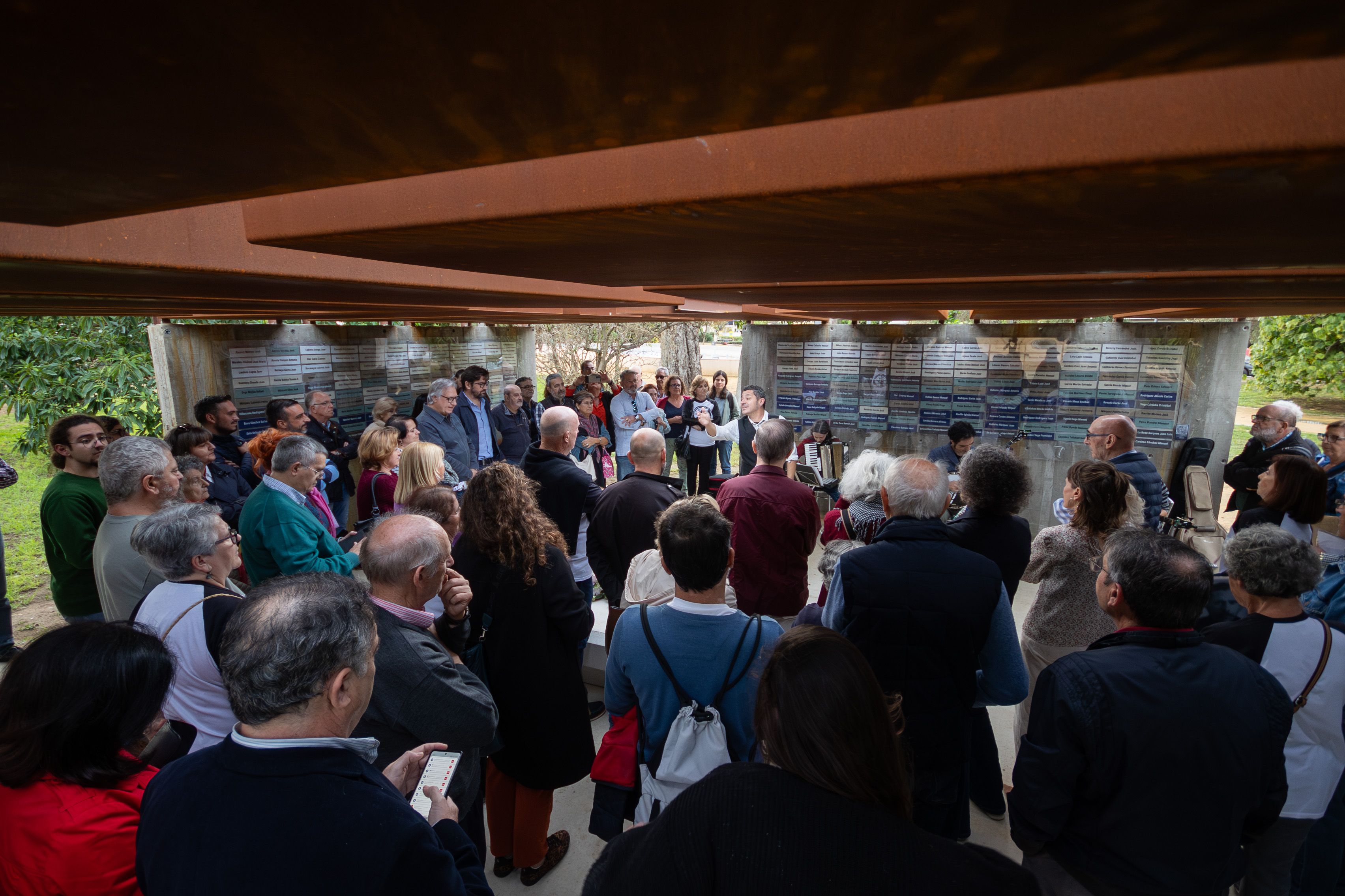 Un momento del acto en el Memorial de las víctimas del franquismo, en El Retiro, este pasado lunes en Jerez.