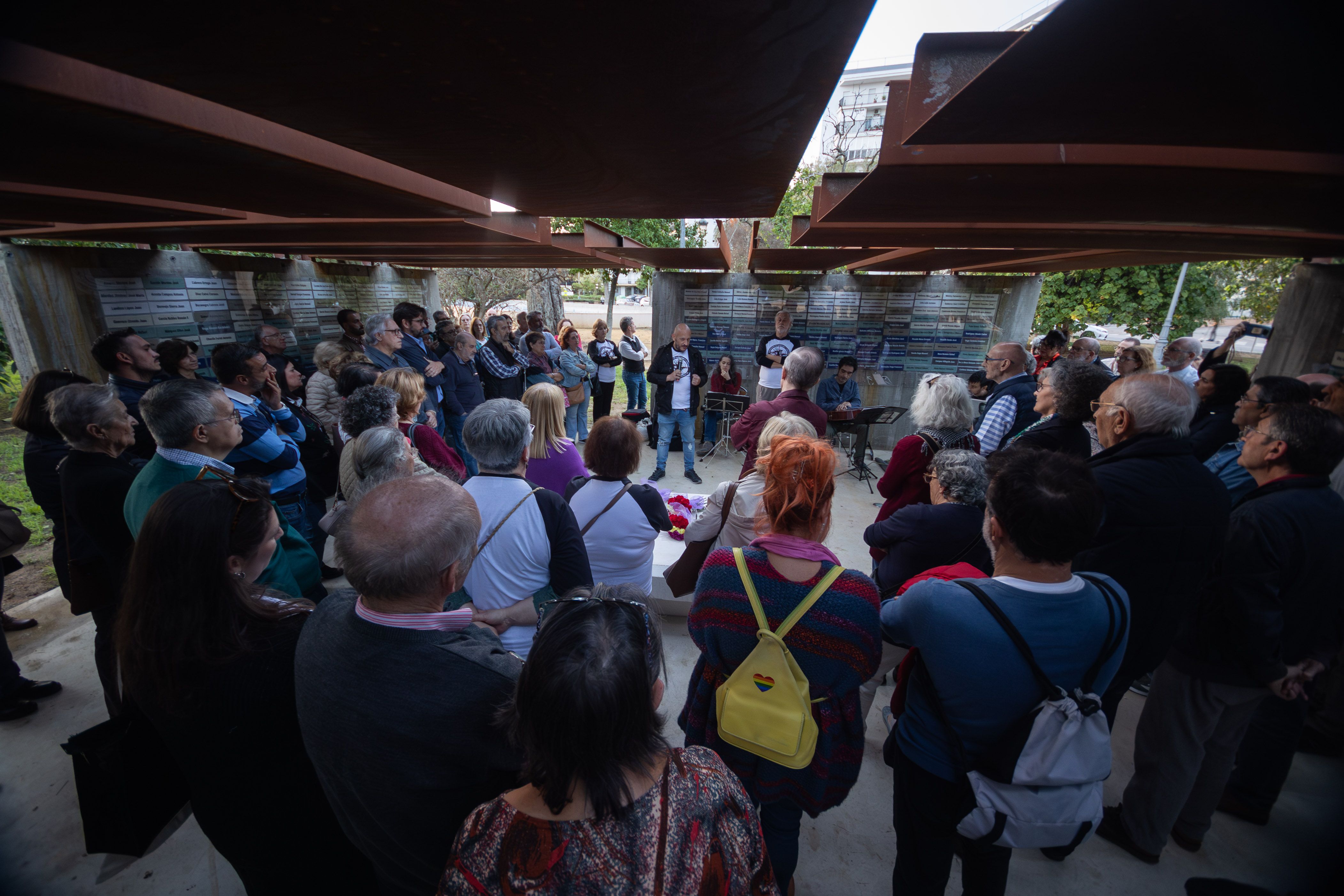 Un acto en el memorial de El Retiro, dedicado a las víctimas de la Guerra Civil y el franquismo en Jerez.