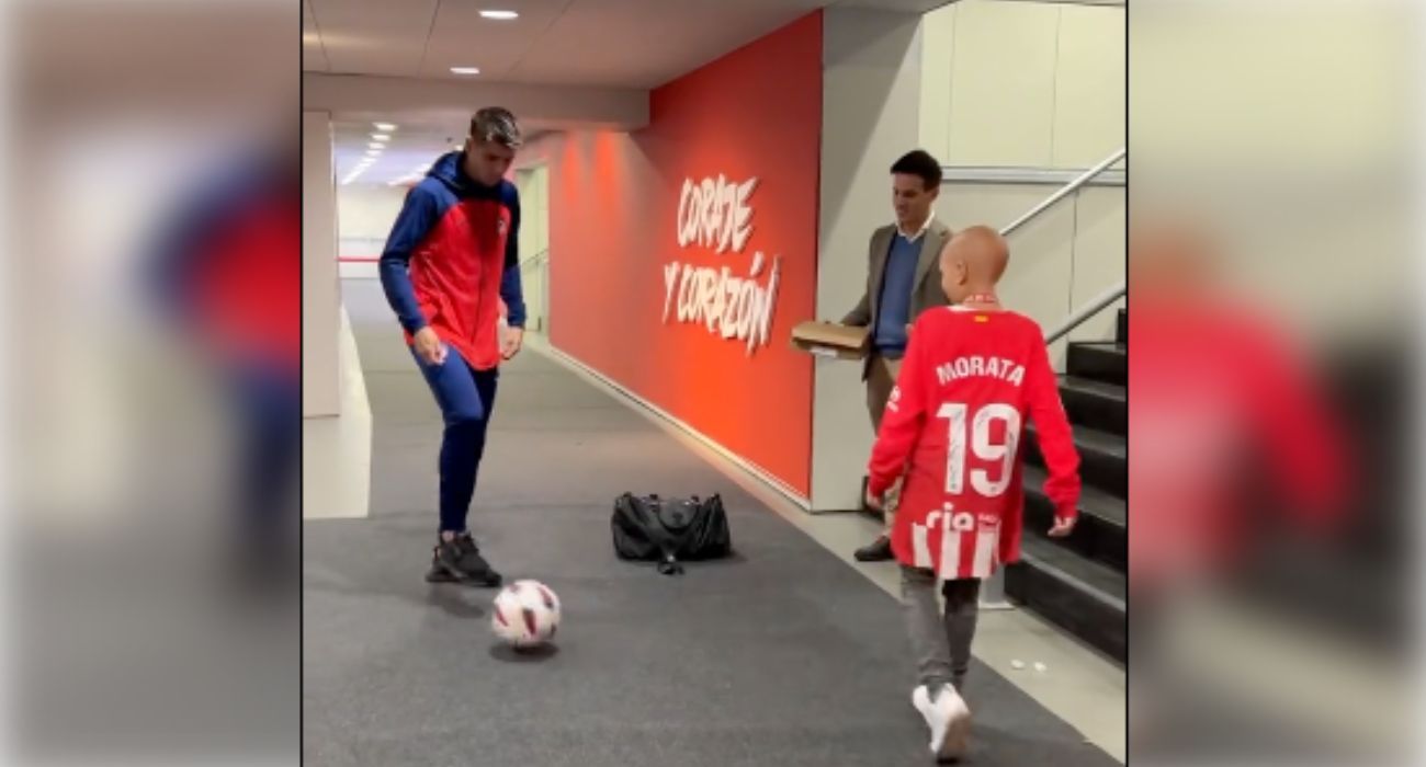 María, dando unos toques al balón con Álvaro Morata.