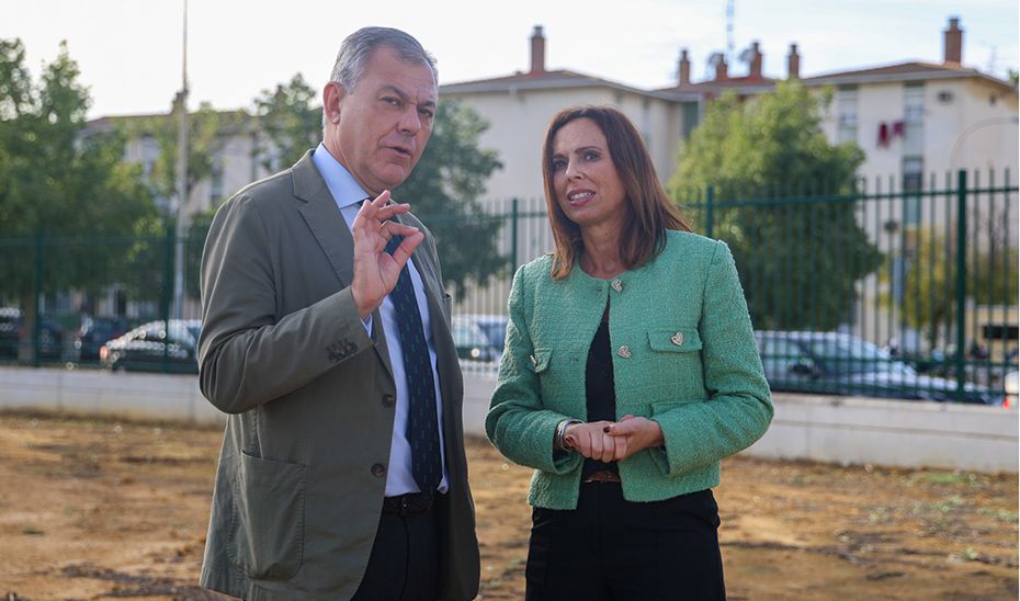 El alcalde de Sevilla, José Luis Sanz, con la consejera de Fomento del Gobierno andaluz, Rocío Díaz.