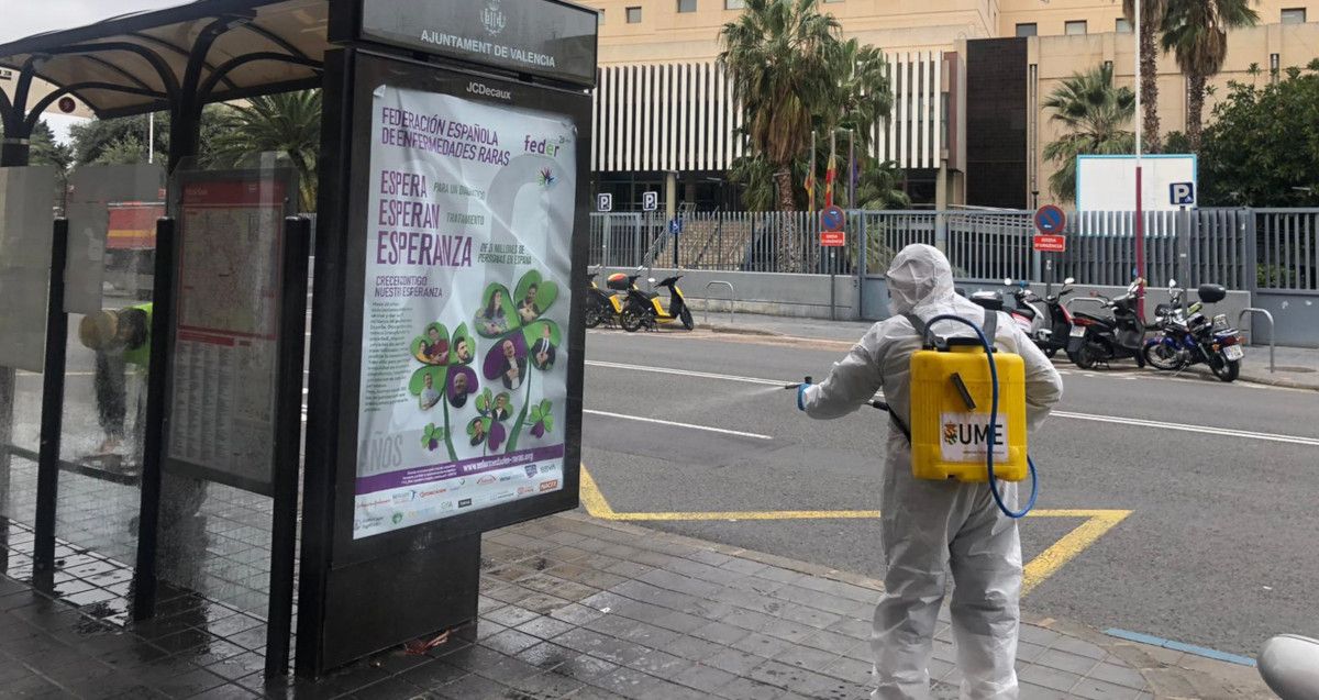 Un operario de la UME desinfecta una calle en Valencia.