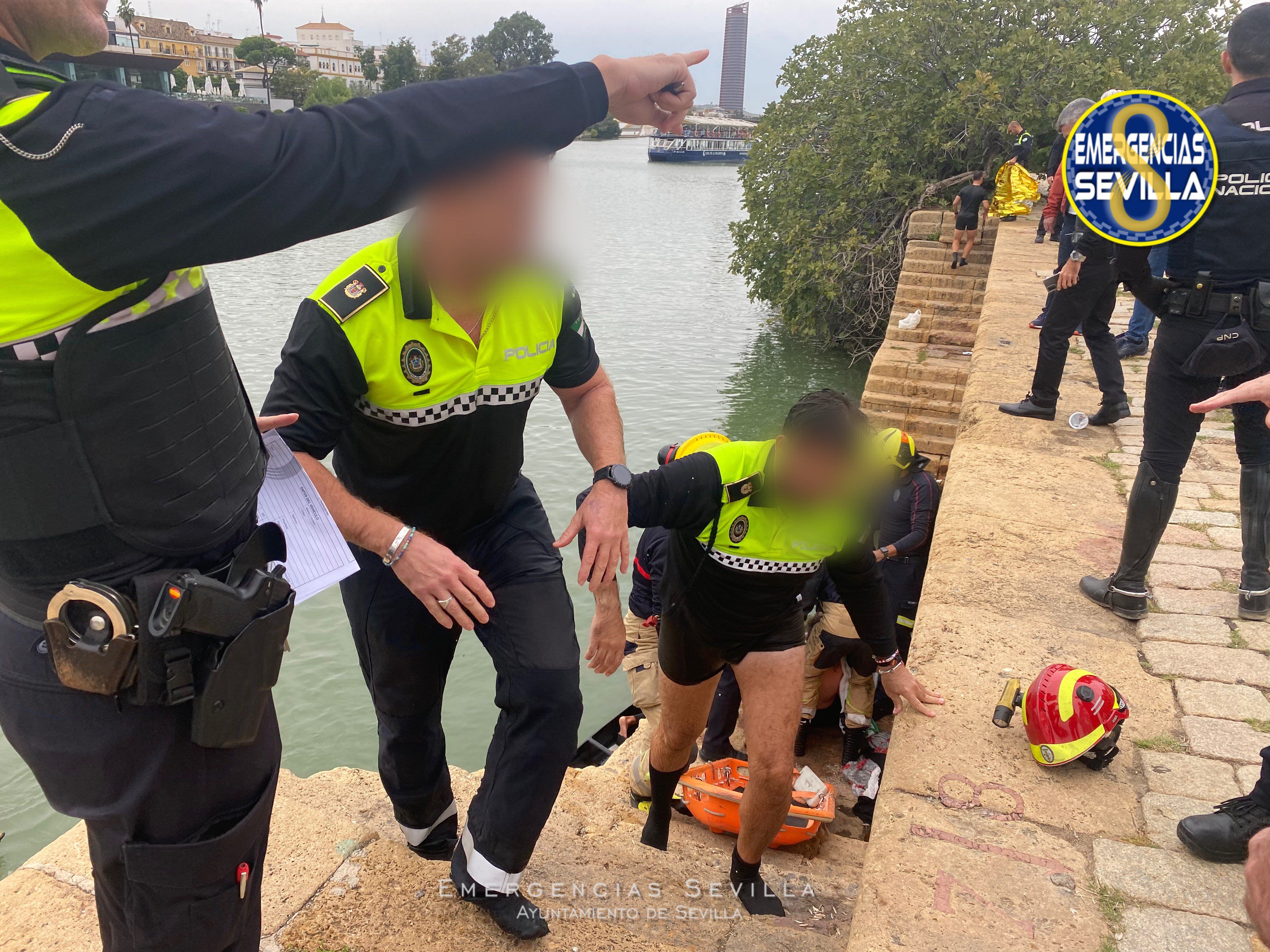 Uno de los agentes de la Policía Local sale del río tras el rescate.