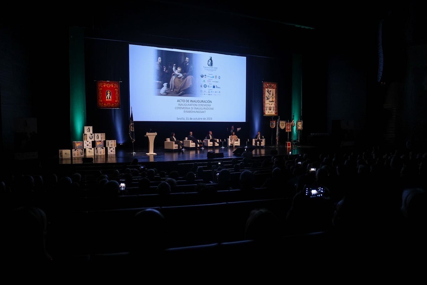 Con 600 participantes de 17 países del mundo, comienza en Sevilla el congreso belenista. En la imagen, el escenario de Fibes durante el congreso.