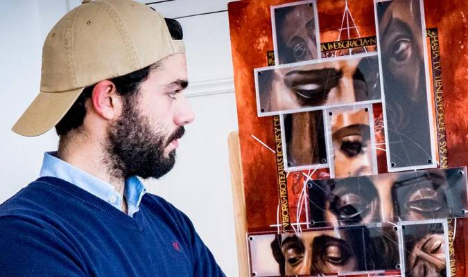 Manuel Jiménez junto a una de sus obras. 