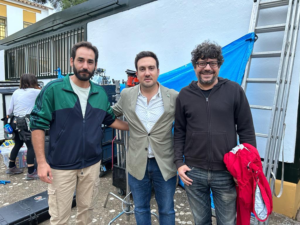 Alcalá de Guadaíra, escenario de la última película de Santi Amodeo. En la imagen, el director durante el rodaje de 'El cielo de los animales'.