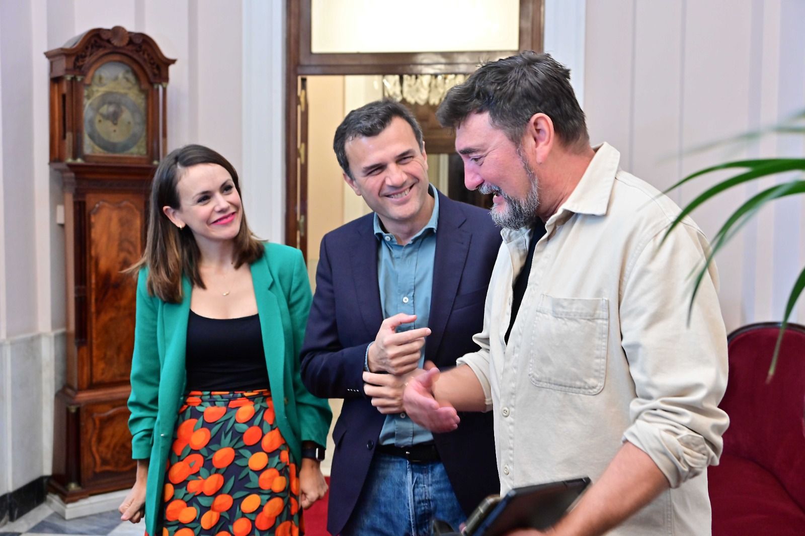 El 'Sheriff', pregonero del Carnaval de Cádiz, con el alcalde y la delegada.