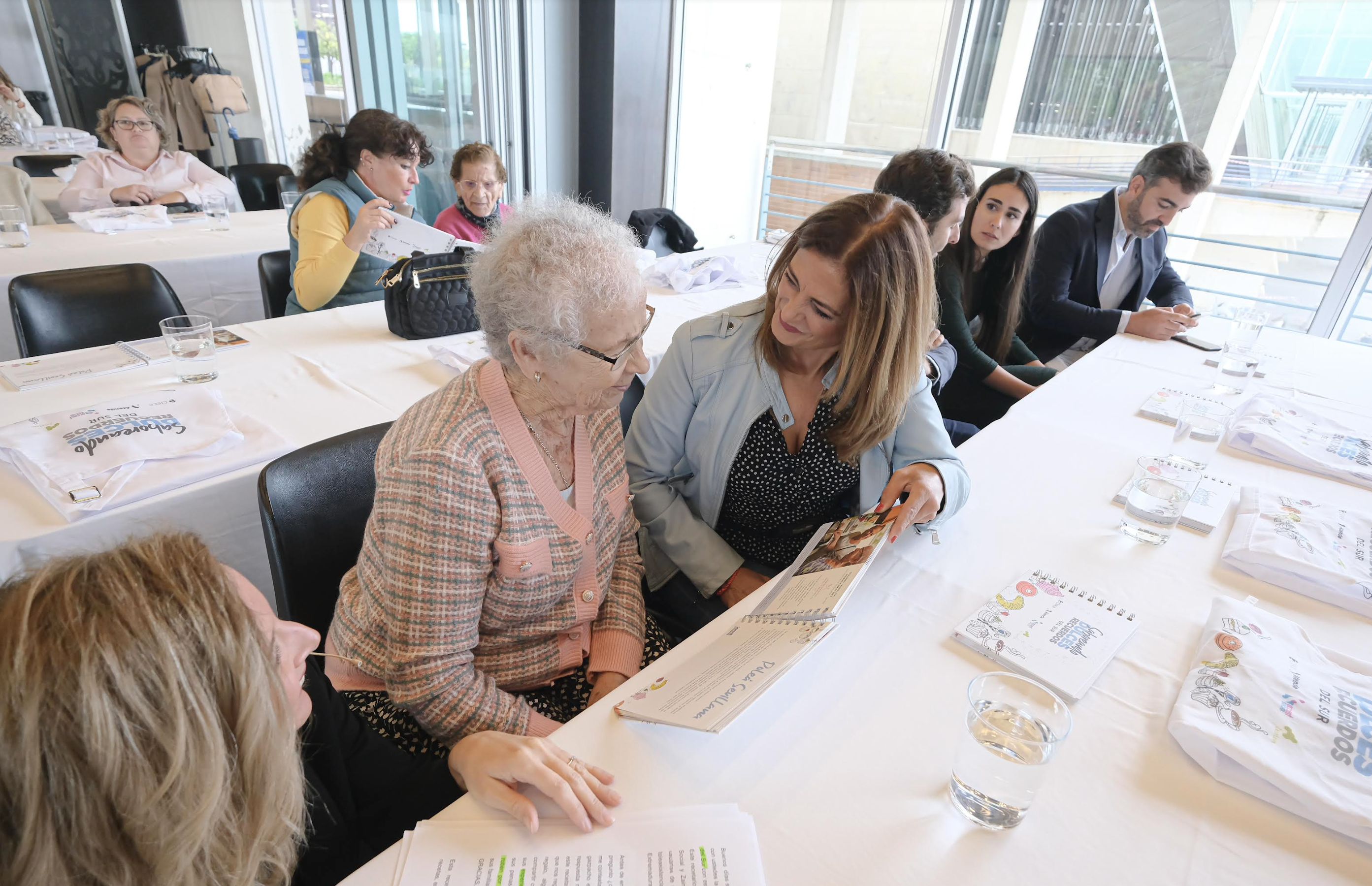 Una de las personas mayores, usuarias de los servicios de ayuda a domicilio que ha participado en el 'showcooking' en Sevilla.