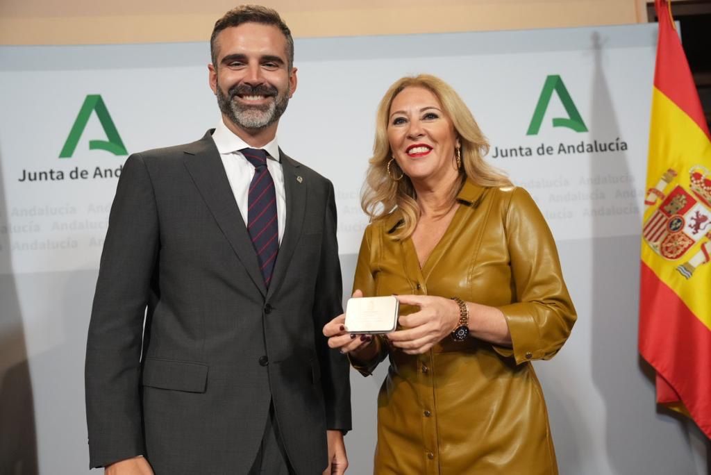 Fernández-Pacheco y Carolina España, en la presentación de los Presupuestos de Andalucía para 2024.