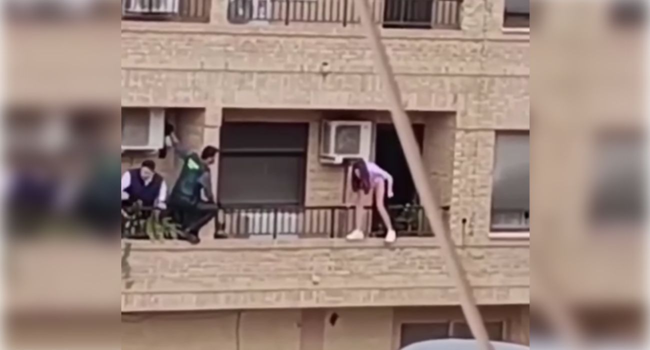 El agente de la Guardia Civil, convenciendo a la joven para que no saltase.