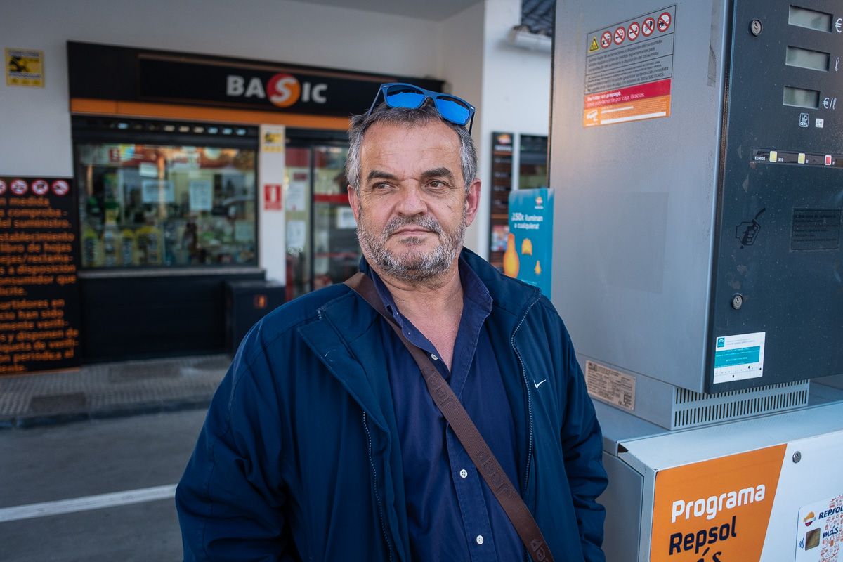 José Luis Casaleiro, frente a su gasolinera en Cuatro Caminos. FOTO: MANU GARCÍA